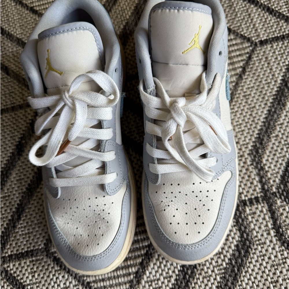 Nike Air Jordan 1 Low-Top Sneakers in White,‎ Light Blue & Brown Women 6.5 - Picture 5 of 7